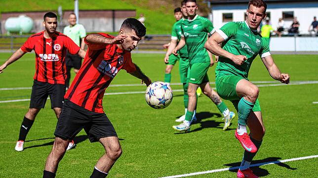 Zweifacher Torschütze: Mahdy Ababneh (links, gegen Lukas Mihailowitsch) traf beim 5:3 des FC 08 Bad Säckingen im Verfolger-Duell gegen ...