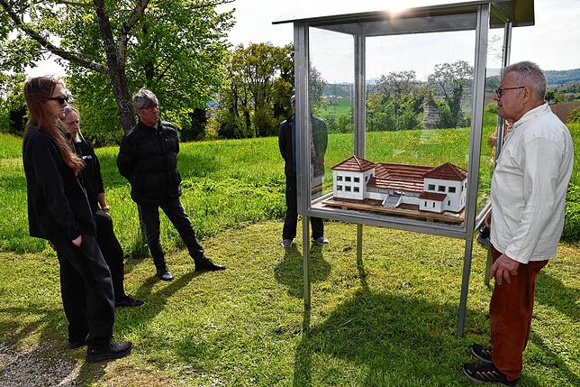 Hier steht Ewald Halder (rechts) vor einem Modell des Haupthauses, welches das Gründungsmitglied Herbert Lehmann maßstabsgetreu gebaut hat.
