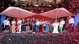 Ein roter Konfettiregen für das Stadtfest: So startete am Freitag mit allen Sponsoren auf der Sparkassenbühne und moderiert von Helene ...