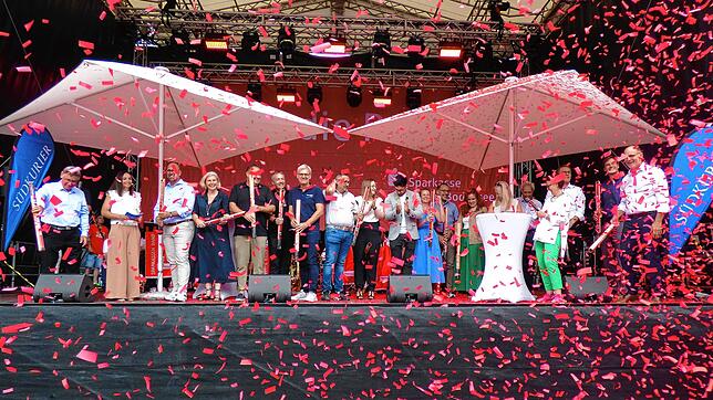 Ein roter Konfettiregen für das Stadtfest: So startete am Freitag mit allen Sponsoren auf der Sparkassenbühne und moderiert von Helene ...