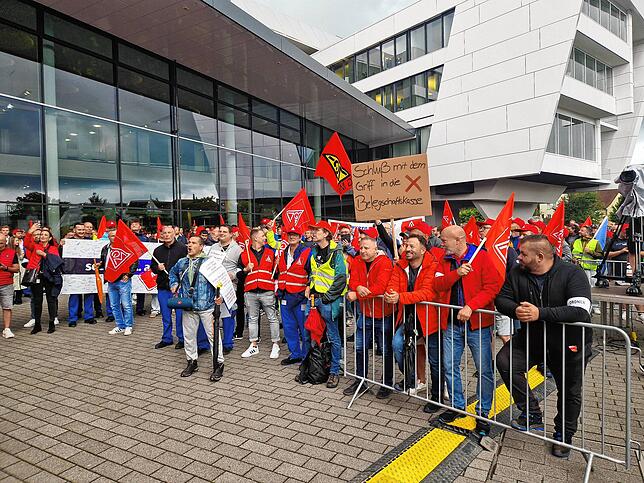 Bild 12: Protest bei ZF Friedrichshafen: So kämpfen die Mitarbeiter gegen den drohenden Stellenabbau