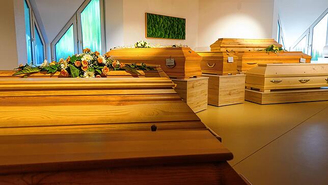 Im Ausstellungsraum stehen verschiedenste Särge zum Anschauen bereit. Auch Urnen und Kreuze können dort ausgesucht werden.