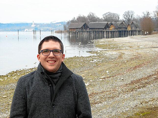 Bürgermeisterkandidat Dominik Männle an den Pfahlbauten.