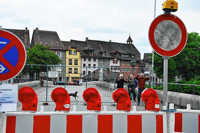 Bewohner aus Schweizer Laufenburg stehen am 15. Mai vor dem deutschen Grenzzaun auf der Laufenbrücke in Laufenburg. Im Hintergrund ist ...