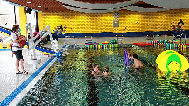 Ein ganzes Schwimmbad für sich alleine hat Familie Stürmer dank der Vermietaktion des Unterkirnacher Hallenbades Aqualino am ...