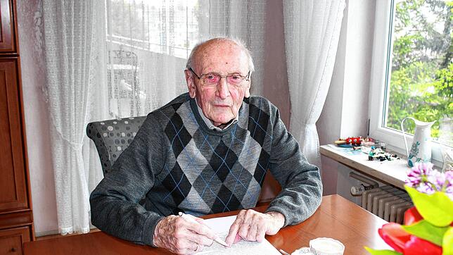 Alt-Bürgermeister Franz Ziwey hat sich für das Gespräch mit dem SÜDKURIER ein paar Notizen gemacht.