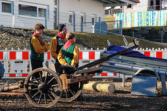 Bild 4: Weitere Bilder vom Stellen des Jubiläumsbaums durch die Froschzeller Holzer