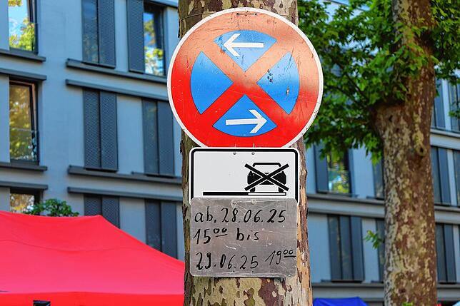 Bild 9: Mega Flohmarkt in Konstanz und Kreuzlingen: die ersten Besucher schlendern über die Verkaufsflächen