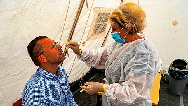 Corona Abstrichstelle Schwenningen. Die Leiterin der Abstrichstelle, Frau Dr. Karin Todoroff bei der Entnahme eines Abstriches.