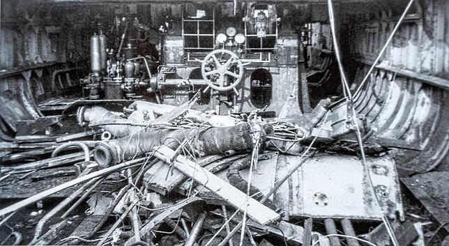 Blick auf den Steuerstand der Maschine während der Arbeiten 1986.