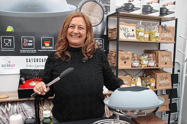 Mit ihrem Spritzschutz aus Silikon will Ebru Schulze aus Villingen-Schwenningen Küchen und Kleidung sauber halten und das Kochen auch ...