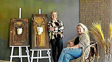 Andrea Heitzmann (rechts) und Bildhauerin Andrea Pfrengle zeigen ihre Exponate bei einer gemeinsamen Ausstellung in den Räumen von Tante ...