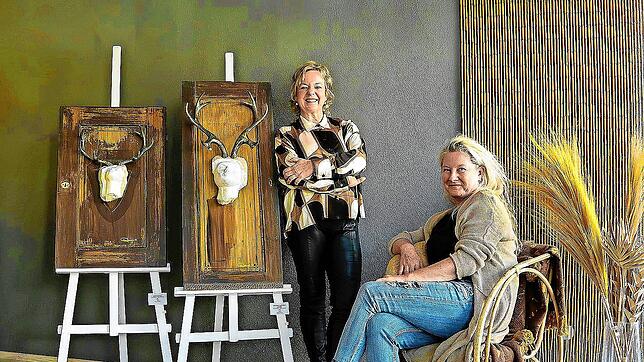 Andrea Heitzmann (rechts) und Bildhauerin Andrea Pfrengle zeigen ihre Exponate bei einer gemeinsamen Ausstellung in den Räumen von Tante ...