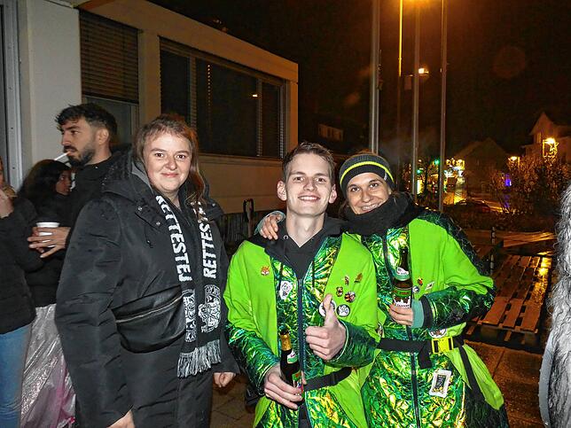 Bild 7: Der Narrenverein feiert mit der Bevölkerung den Beginn der Fasnacht auf dem Rathausplatz