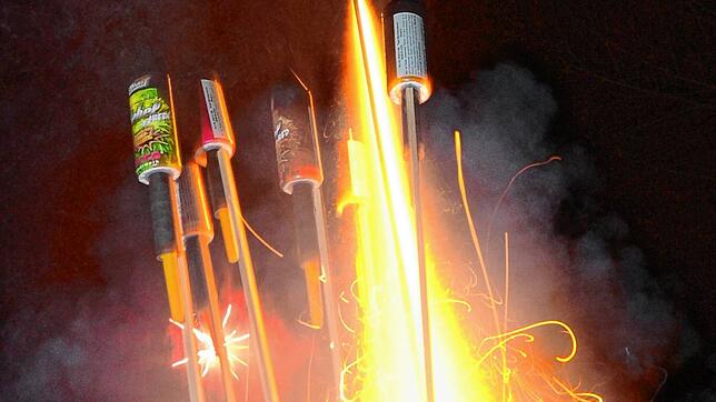 Ein 27-Jähriger wurde in Jestetten durch eine außer Kontrolle geratene Silvesterrakete verletzt. (Symbolbild)