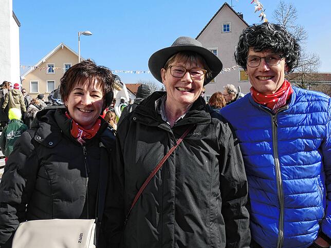 Bild 31: Narrenmarkt Jestetten 2025 strahlt unter der Sonne mit fröhlichen Narren