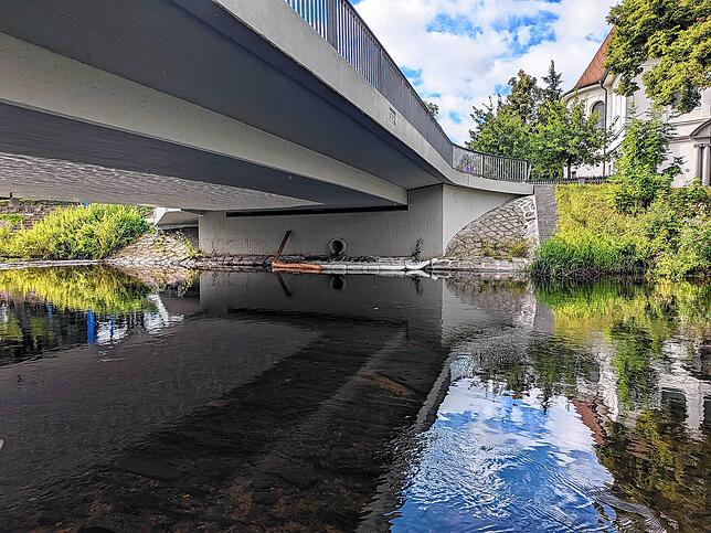 Sieht gefährlich aus, ist aber zum Schutz der Umwelt und der Bevölkerung: Ölschlingen unter der Irmabrücke.
