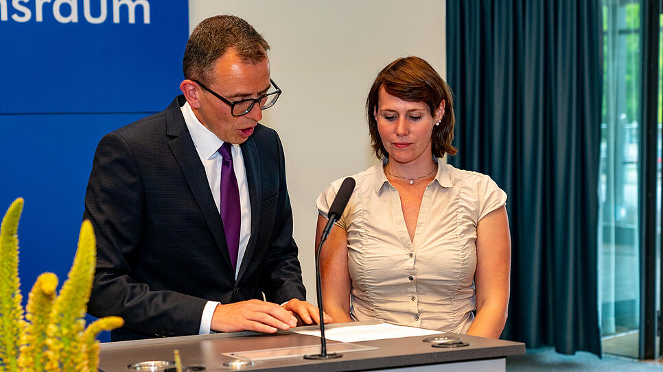 Lisa Wolber, 30, die Bürgermeisterin von Gütenbach, spricht als jüngstes Mitglied des Kreistages neben Landrat Sven Hinterseh ...