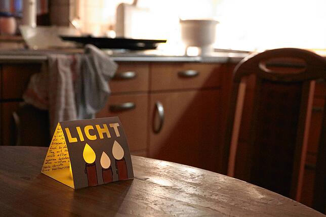 Neben Plätzchen bekommen einige Senioren auch etwas Selbstgebasteltes vom Ehepaar Brockhaus. Ihre Tochter hat die Vorlage dafür erstellt ...