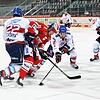 Maximilian Hadraschek (rotes Trikot) versucht in dieser Szene, sich gegen die Mannheimer Matthias Plachta (links) und Markus Eisenschmid ...