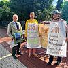Sie wollen das Hotelprojekt im Streuhau verhindern und sammeln Unterschriften: (von links) Heinz Keller, Martina Poll und Inge Baier.