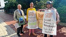 Sie wollen das Hotelprojekt im Streuhau verhindern und sammeln Unterschriften: (von links) Heinz Keller, Martina Poll und Inge Baier.