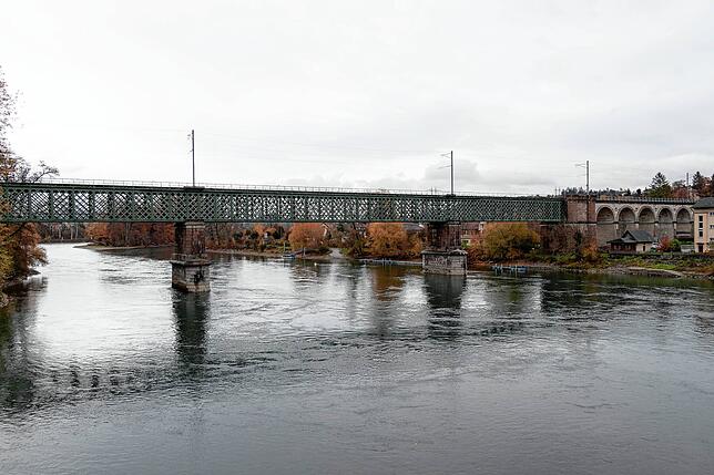 Und um sie geht es: Die historische Eisenbahnbrücke zwischen Waldshut und Koblenz, fotografiert von der Stahlbrücke zwischen dem ...