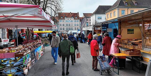 Auf dem Konstanzer Wochenmarkt, hier an einem Dienstagvormittag auf dem Stephansplatz, kaufen viele Senioren ein, aber auch junge Leute ...