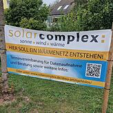 Dieses Schild in Oberdorf zeigt: Die Singener Firma Solarcomplex möchte ein Nahwärmenetz für Dingelsdorf und Wallhausen erschließen. ...