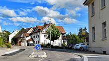 Die erste Bushaltestelle im Mühlinger Gemeindegebiet ist jetzt barrierefrei ausgebaut. Sie hat einen spurgeführten Sonderbordstein. ...