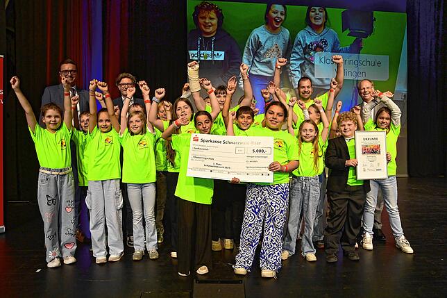 Die Gruppe der Klosterringschule freut sich mit 5000 Euro über den höchsten Publikumspreis für Grundschulen mit Florian Klausmann, ...
