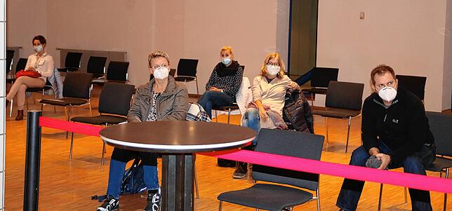 Einige Zuhörer verfolgen die Erläuterungen zur Vergabe der Bauplätze im Markelfinger Baugebiet Im Tal in der Sitzung des Ortschaftsrats ...