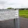 (Archivbild) Wieder hat ein Autofahrer den Konstanzer Flugplatz für Schleuderübungen benutzt und dabei mit seinem Fahrzeug die Fläche ...