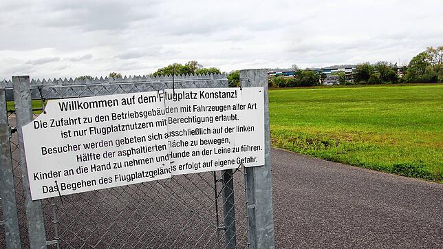 (Archivbild) Wieder hat ein Autofahrer den Konstanzer Flugplatz für Schleuderübungen benutzt und dabei mit seinem Fahrzeug die Fläche ...
