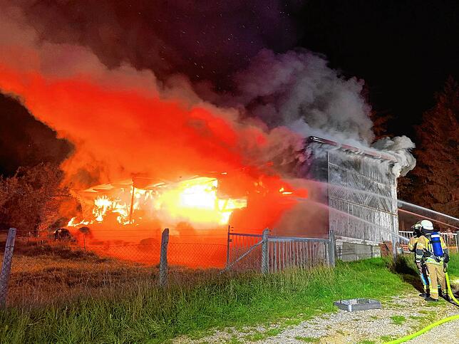 Am Sonntagabend wird die Feuerwehr gegen 21.32 Uhr alarmiert.