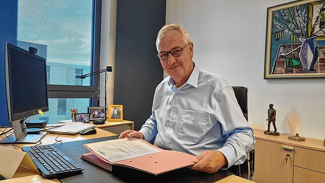 Peter Gerstmann in seinem Büro in Friedrichshafen.