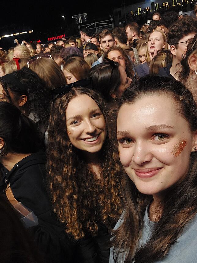 Menschen, Menschen, Menschen – und mittendrin Cara Rexer (rechts) als Festival-Reporterin.