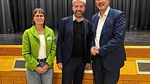 Gruppenbild mit einem Popstar der Politik (von links) Christine Harms-Höfler, Boris Palmer und Bürgermeister Michael Kollmeier.
