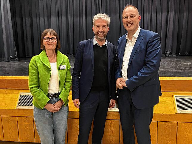 Gruppenbild mit einem Popstar der Politik (von links) Christine Harms-Höfler, Boris Palmer und Bürgermeister Michael Kollmeier.