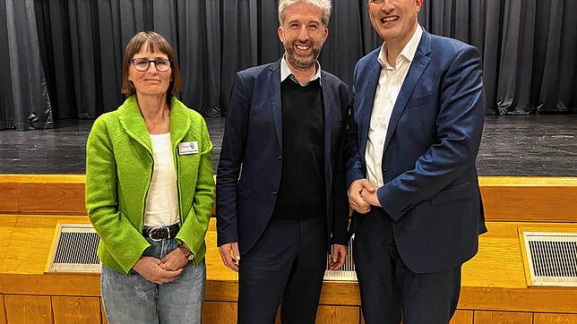 Gruppenbild mit einem Popstar der Politik (von links) Christine Harms-Höfler, Boris Palmer und Bürgermeister Michael Kollmeier.