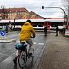 Diese Radfahrer warten am Bahnübergang Petershausen geduldig, bis der Seehas an ihnen vorbeigezogen ist. Bis zu 20 Minuten pro Stunde ...