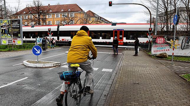 Diese Radfahrer warten am Bahnübergang Petershausen geduldig, bis der Seehas an ihnen vorbeigezogen ist. Bis zu 20 Minuten pro Stunde ...