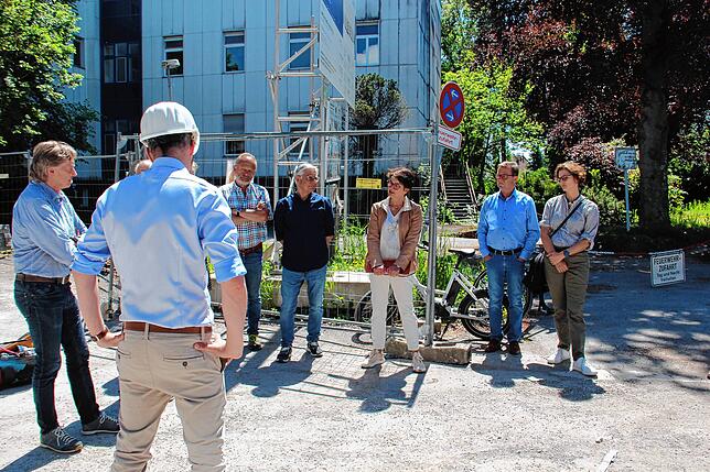 Stadträte und Vertreter der Stadt besichtigen die Baustelle des neuen Pflegeheims. Einzug soll laut Plan noch im September stattfinden.