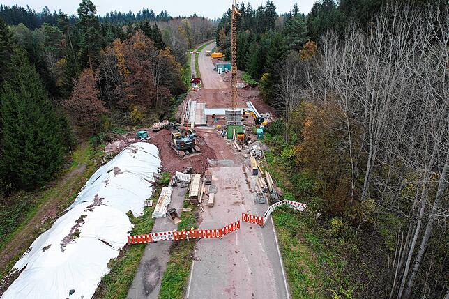 Der Rohbau der Kuhmoosbachbrücke ist fertig. Auf der linken Seite lagert das Auffüllmaterial für das Brückenbauwerk. Die Aufnahme stammt ...