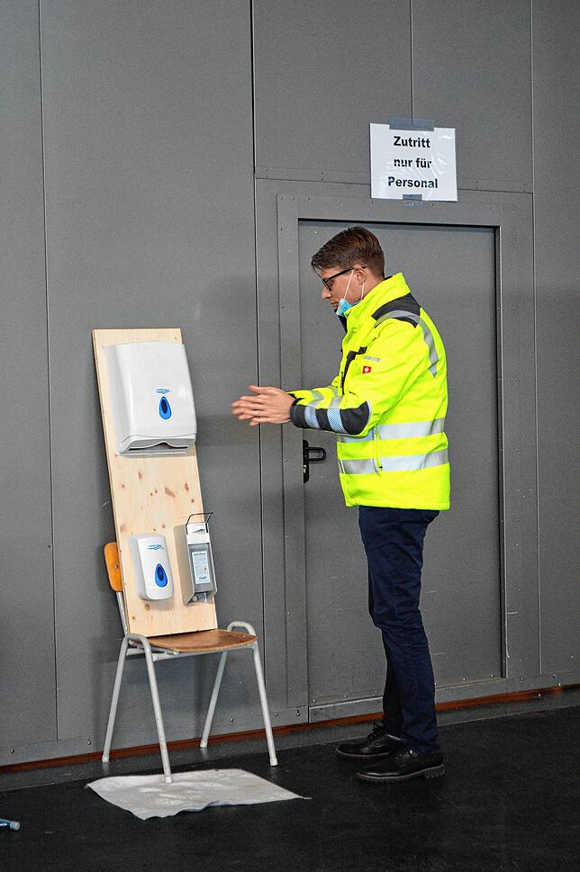Ignaz Wetzel ist Sozialdezernent beim Landratsamt Bodenseekreis und am Corona-Testzentrum im Einsatz. Hier desinfiziert sich der Helfer ...