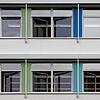 Mehrere Fenster sind an einem Schulgebäude zum Lüften in der Corona-Krise geöffnet. Ist das eine dauerhafte Lösung für den Schulbetrieb ...