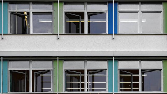 Mehrere Fenster sind an einem Schulgebäude zum Lüften in der Corona-Krise geöffnet. Ist das eine dauerhafte Lösung für den Schulbetrieb ...