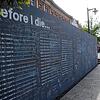 Sehens-, lesens- und fotografierenswert: Auf der Wand an der Unterführung zur Marktstätte teilen Passanten ihre Wünsche mit, was sie ...
