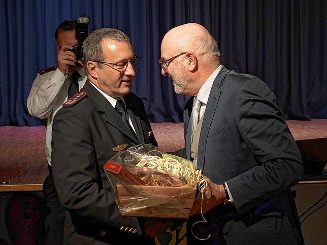 Zwei, die dankbar sind für eine langjährige, gute Zusammenarbeit: Stockachs Gesamtkommandant Uwe Hartmann und Bürgermeister Rainer ...