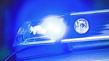 Ein Blaulicht leuchtet an einer Polizeistreife.